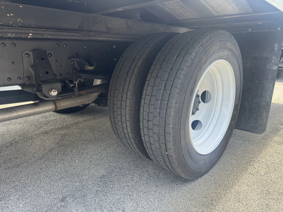 2020 Isuzu Elf - Image 8 of 17