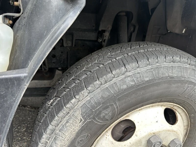 2020 Isuzu Elf - Image 8 of 11