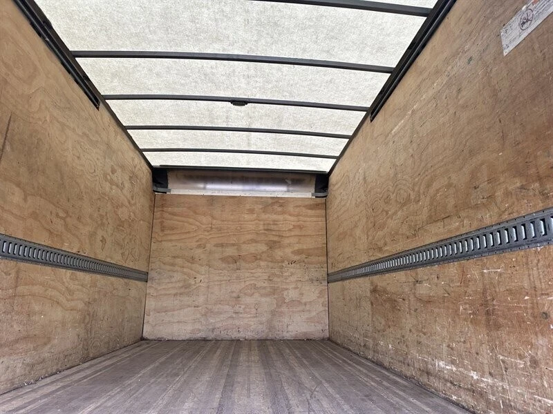 2020 Isuzu Elf - Image 10 of 11