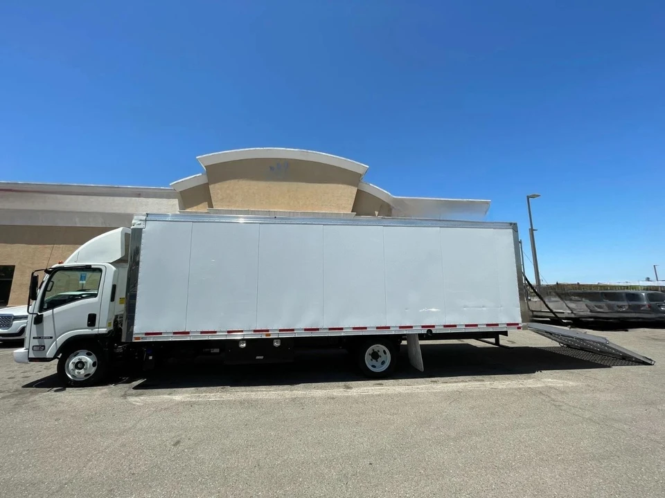 2020 Isuzu Elf - Image 24 of 31