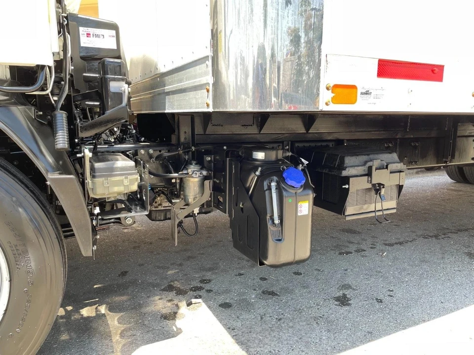 2020 Isuzu Elf - Image 24 of 31