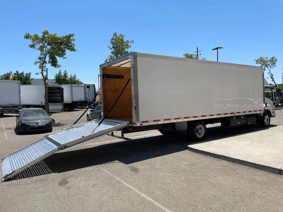 2020 Isuzu Elf - Image 8 of 31