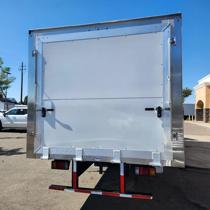 2020 Isuzu Elf - Image 16 of 31