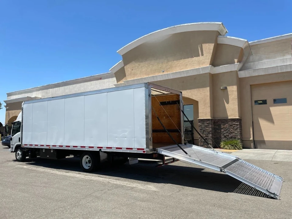 2020 Isuzu Elf - Image 22 of 31