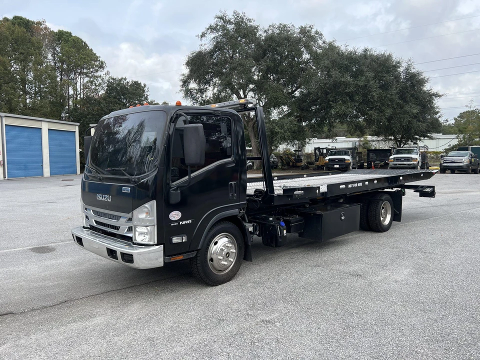 2020 Isuzu Elf - Image 3 of 31