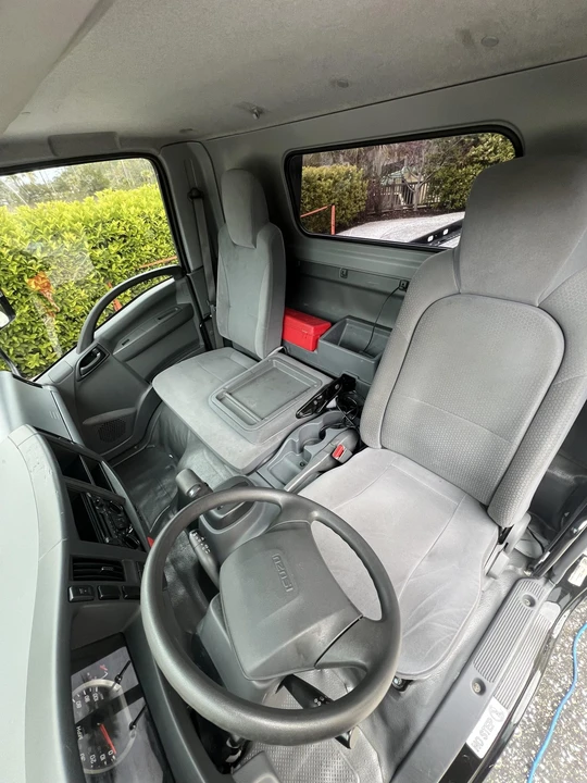 2020 Isuzu Elf - Image 24 of 31