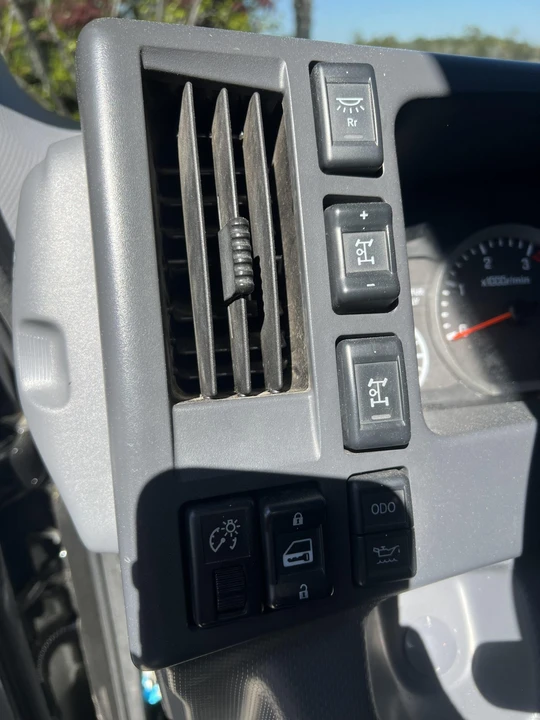 2020 Isuzu Elf - Image 29 of 31