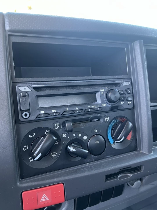 2020 Isuzu Elf - Image 30 of 31
