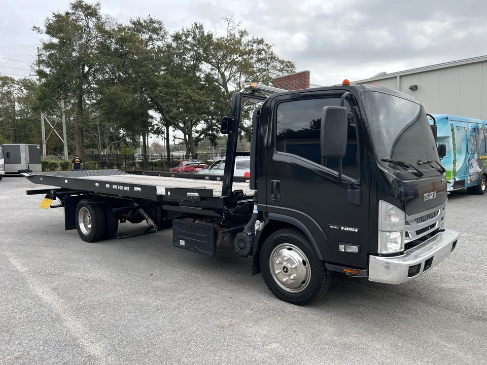 2020 Isuzu Elf - Image 8 of 31