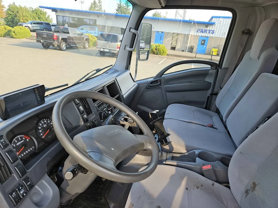2020 Isuzu - Image 10 of 12