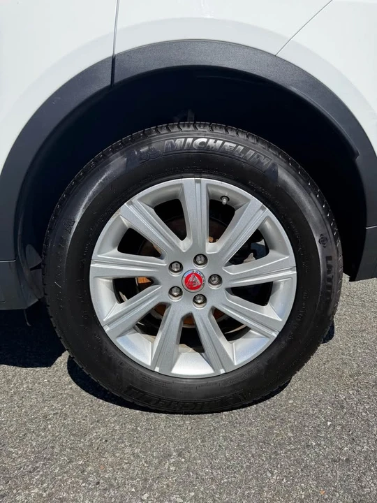 2020 Jaguar E-Pace - Image 9 of 17