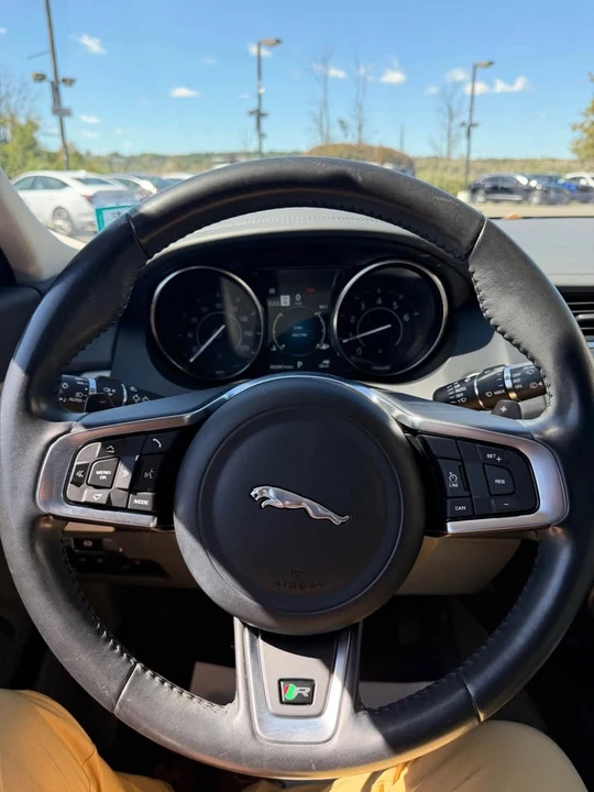 2020 Jaguar E-Pace - Image 16 of 17
