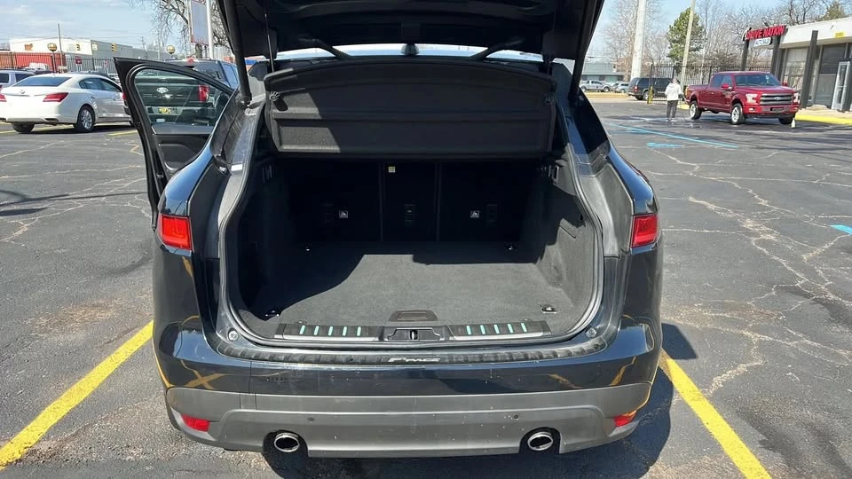 2020 Jaguar F-Pace - Image 9 of 11