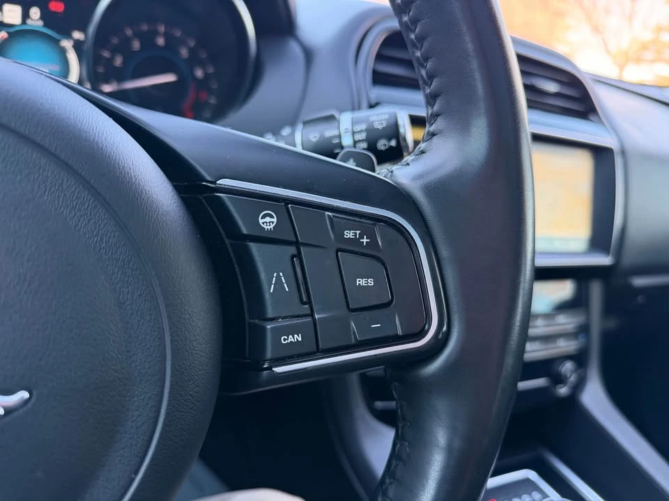 2020 Jaguar F-Pace - Image 15 of 18
