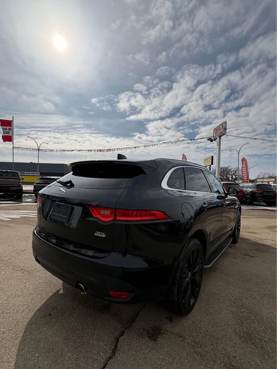 2020 Jaguar F-Pace - Image 15 of 18