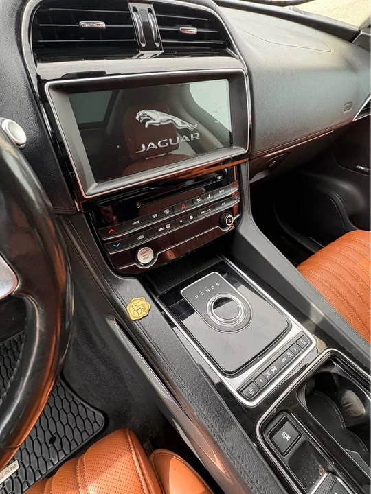 2020 Jaguar F-Pace - Image 17 of 18