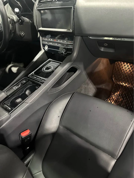 2020 Jaguar F-Pace - Image 10 of 13