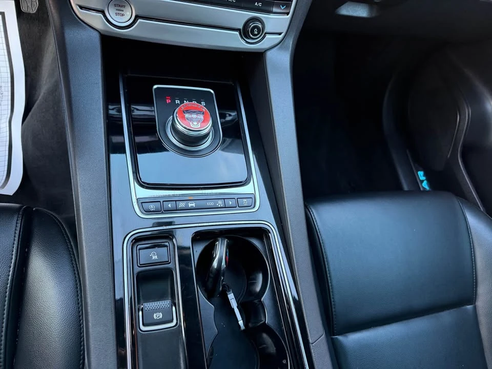 2020 Jaguar F-Pace - Image 10 of 15