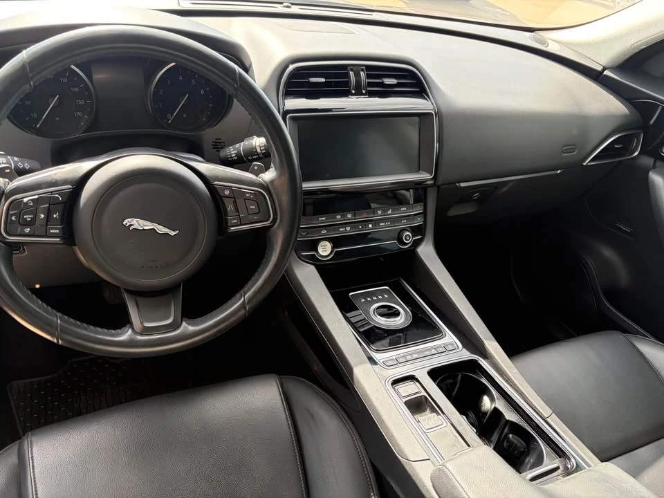 2020 Jaguar F-Pace - Image 7 of 8