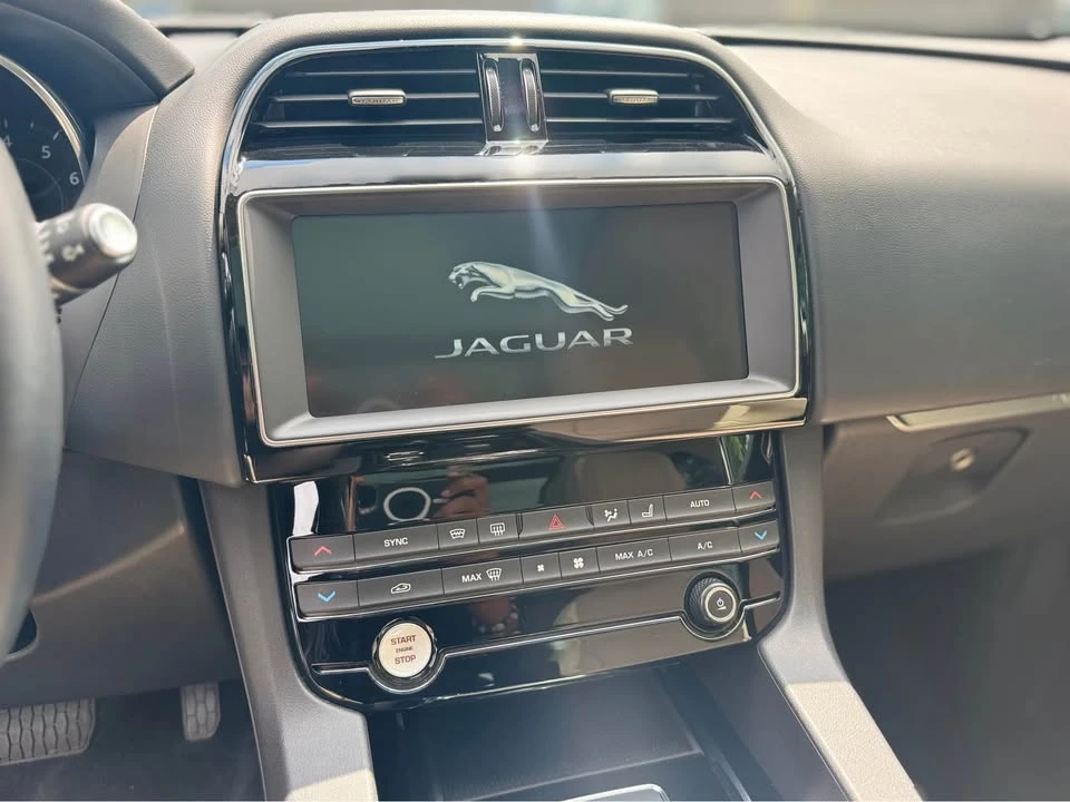 2020 Jaguar F-Pace - Image 9 of 14