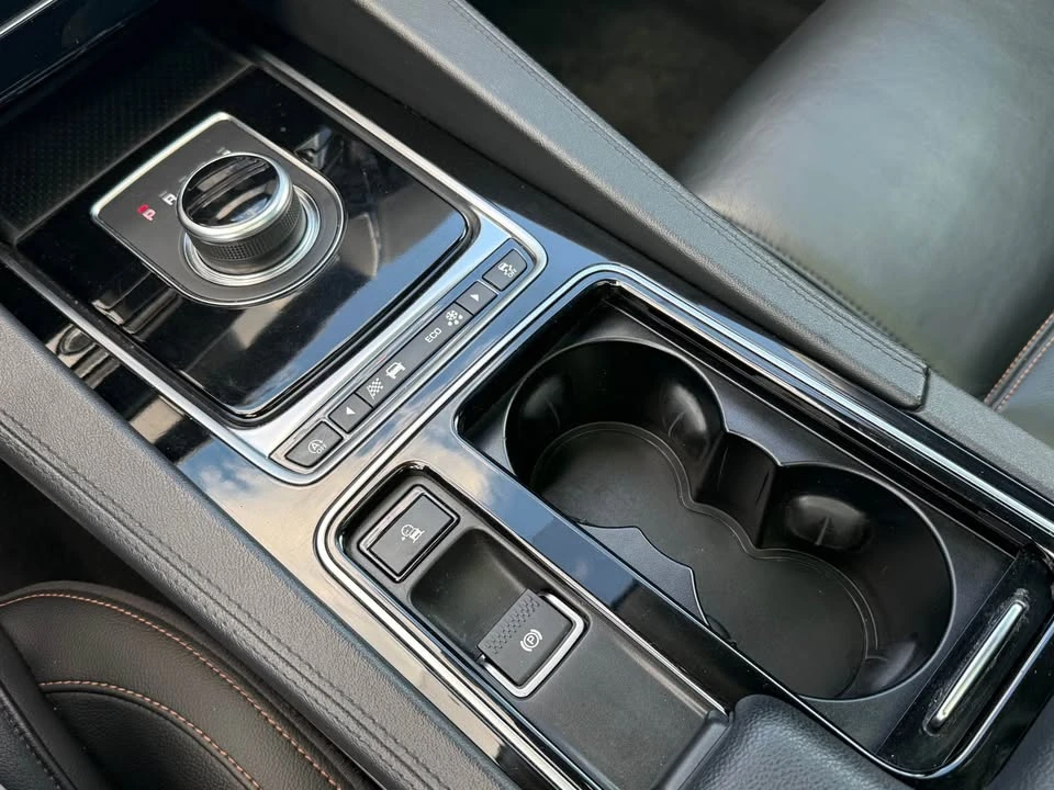 2020 Jaguar F-Pace - Image 11 of 12