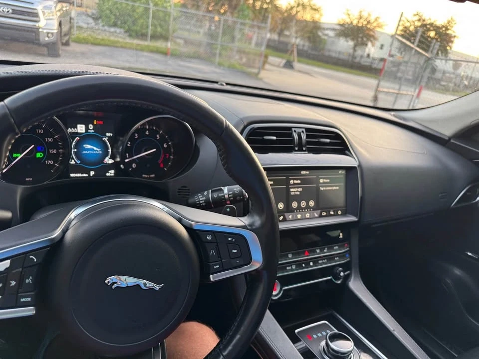 2020 Jaguar F-Pace - Image 15 of 17