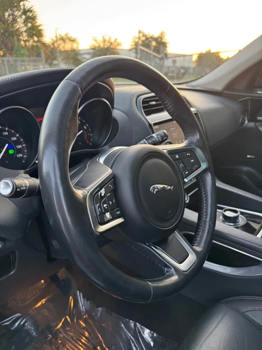 2020 Jaguar F-Pace - Image 13 of 17