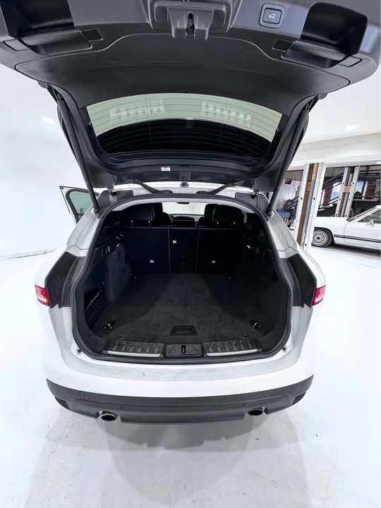 2020 Jaguar F-Pace - Image 10 of 11