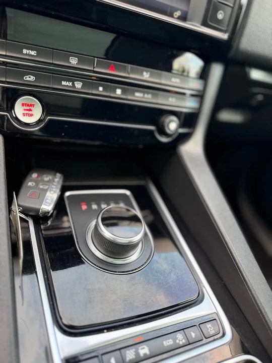 2020 Jaguar F-Pace - Image 16 of 20