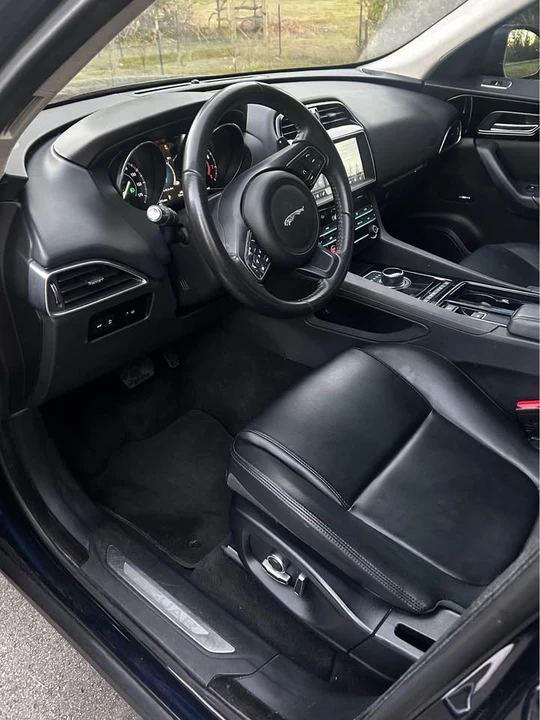 2020 Jaguar F-Pace - Image 7 of 10