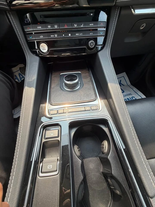 2020 Jaguar F-Pace - Image 14 of 20