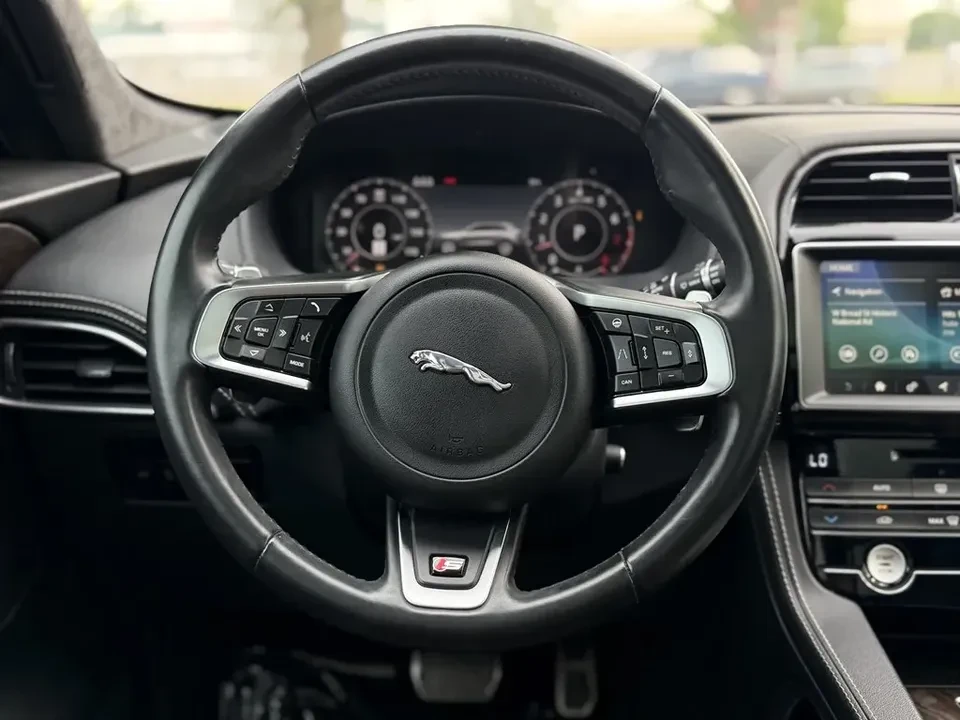 2020 Jaguar F-Pace - Image 10 of 17