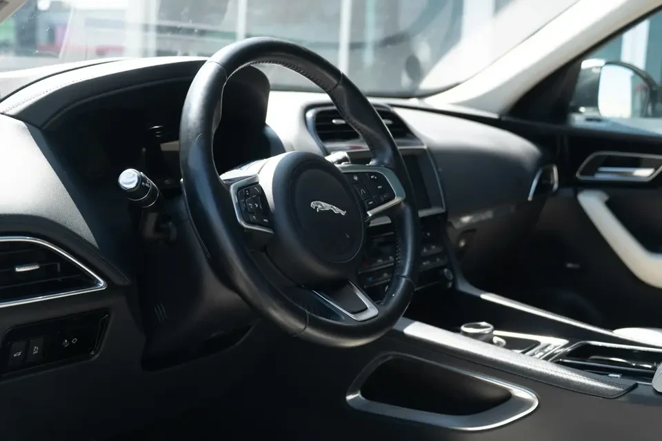 2020 Jaguar F-Pace - Image 8 of 20