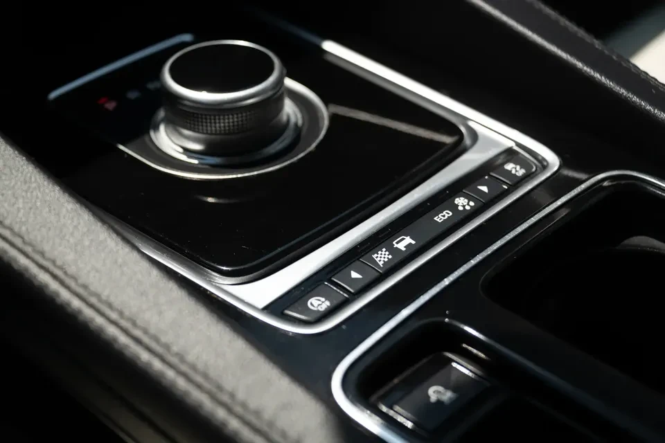 2020 Jaguar F-Pace - Image 16 of 20