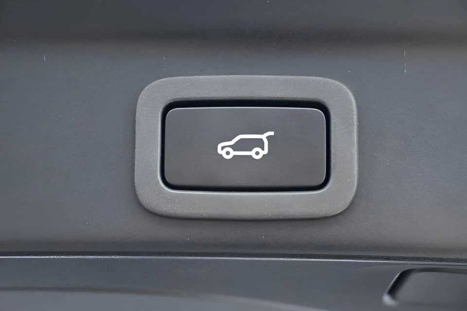 2020 Jaguar F-Pace - Image 17 of 20