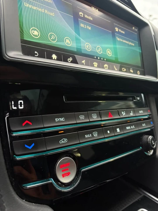 2020 Jaguar F-Pace - Image 18 of 19