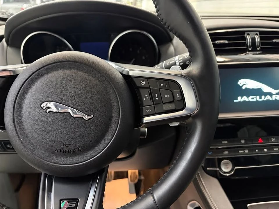 2020 Jaguar F-Pace - Image 17 of 19