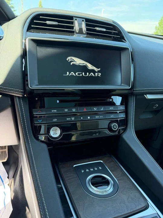 2020 Jaguar F-Pace - Image 15 of 17
