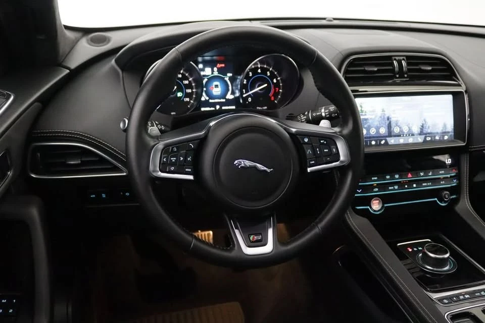 2020 Jaguar F-Pace - Image 17 of 18