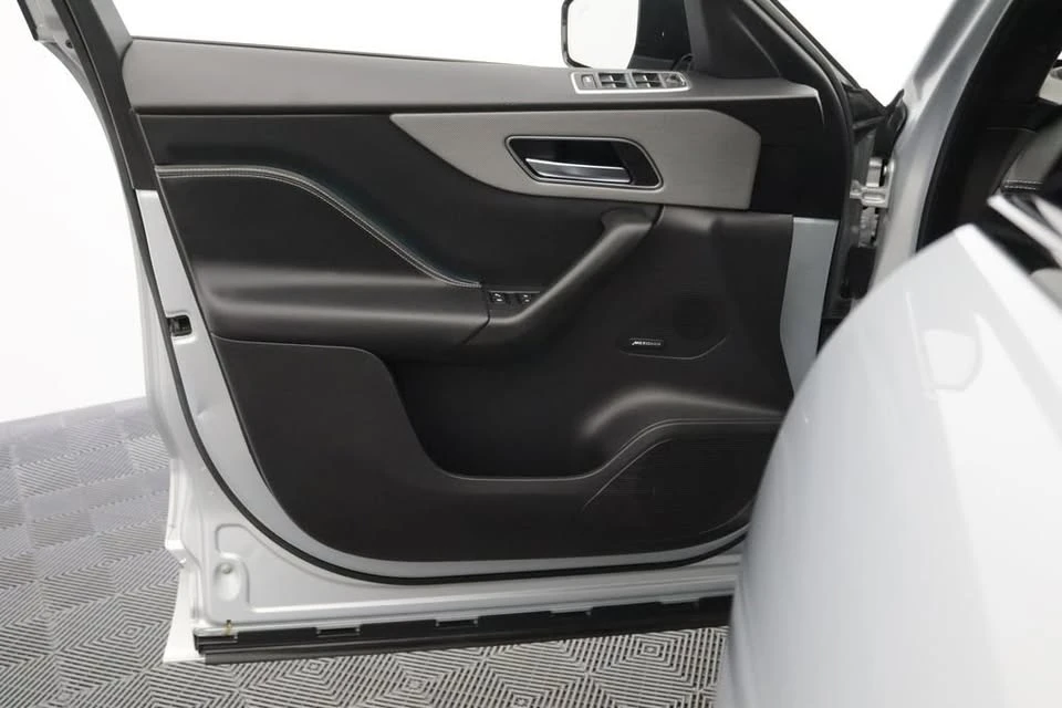 2020 Jaguar F-Pace - Image 15 of 18