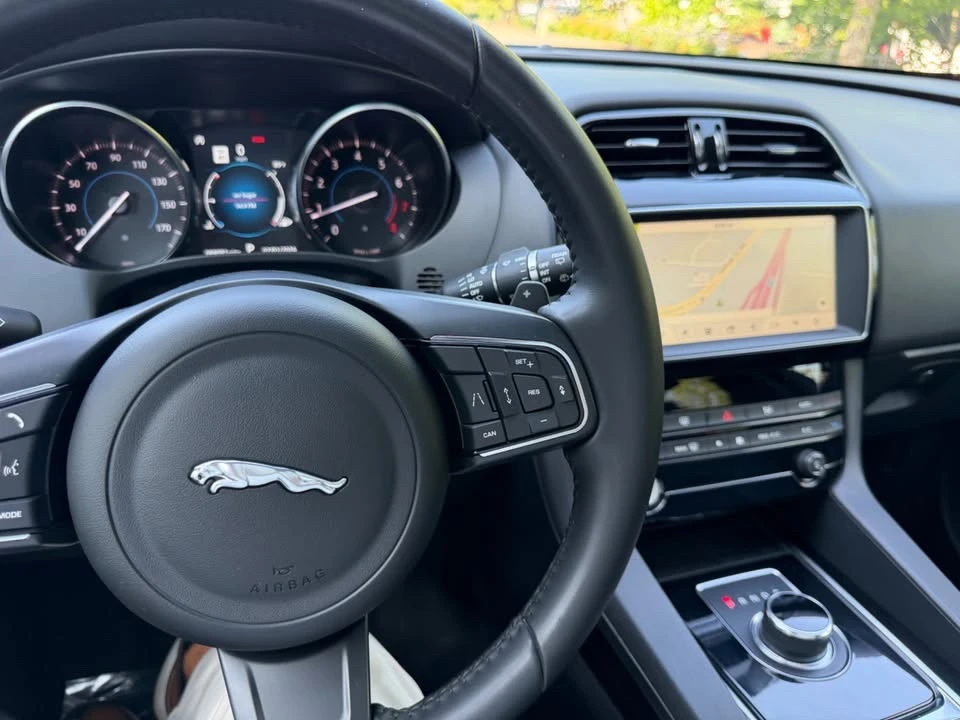 2020 Jaguar F-Pace - Image 11 of 17