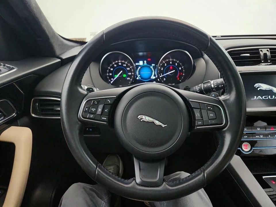 2020 Jaguar F-Pace - Image 17 of 21
