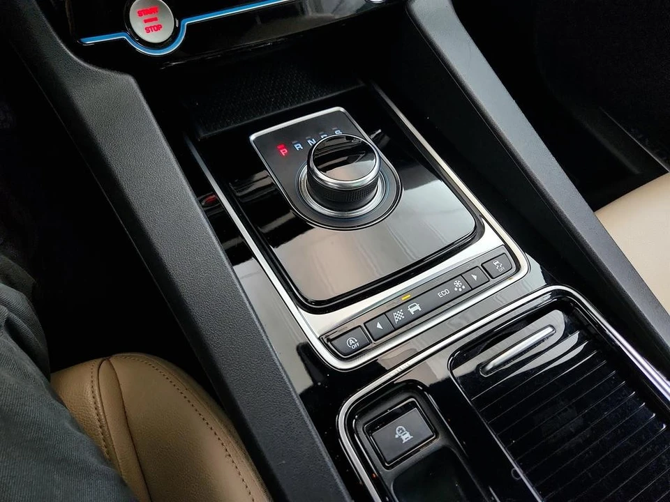 2020 Jaguar F-Pace - Image 18 of 21