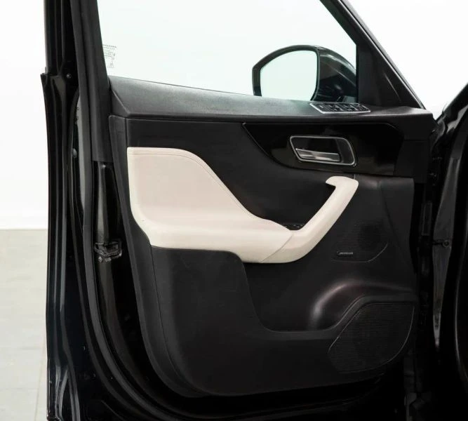 2020 Jaguar F-Pace - Image 6 of 12