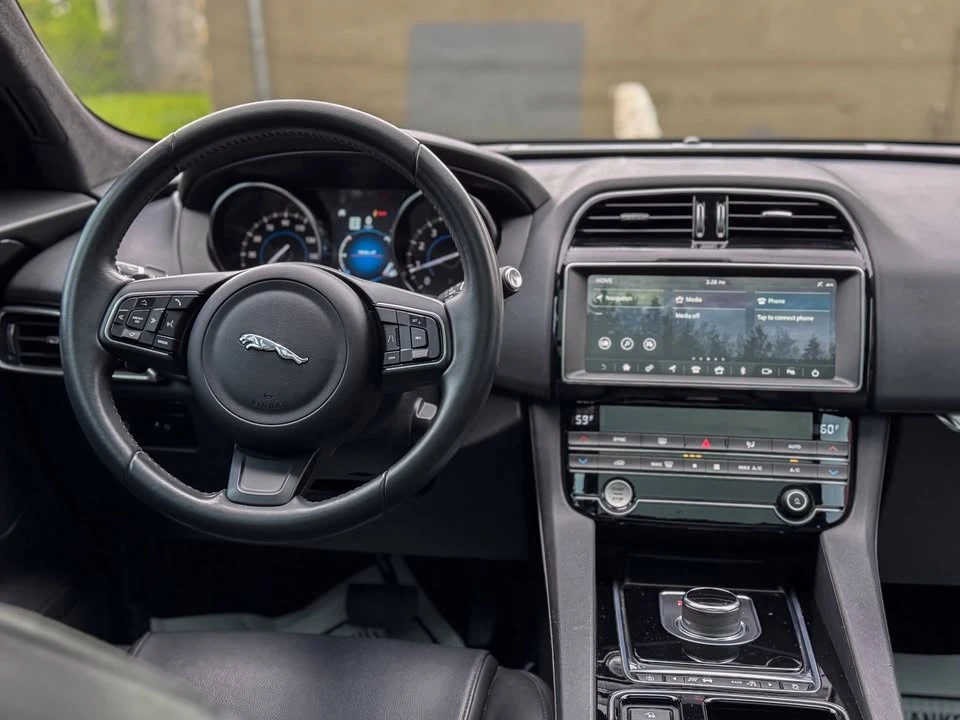 2020 Jaguar F-Pace - Image 16 of 20