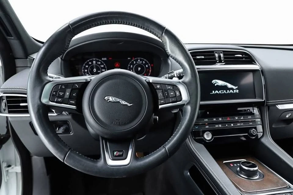 2020 Jaguar F-Pace - Image 10 of 16