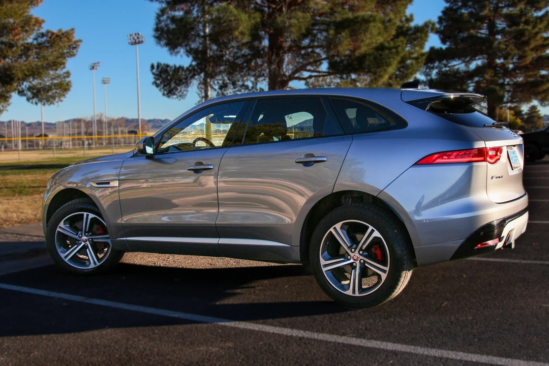 2020 Jaguar F-Pace - Image 12 of 31