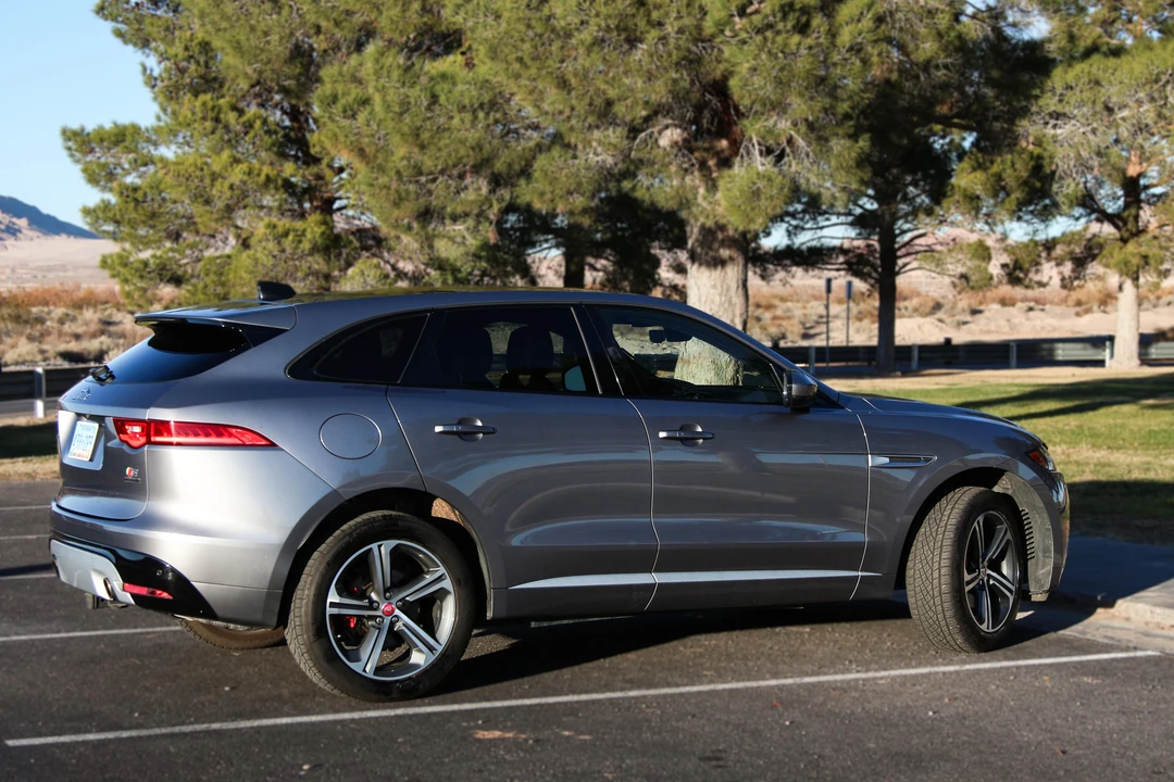 2020 Jaguar F-Pace - Image 17 of 31