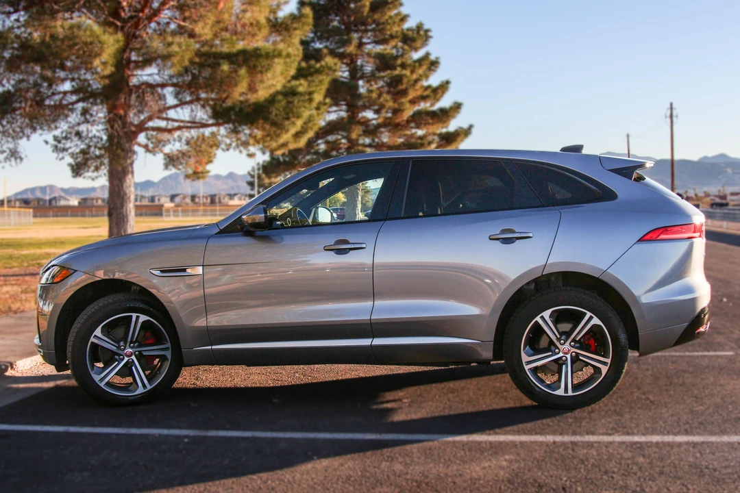 2020 Jaguar F-Pace - Image 11 of 31