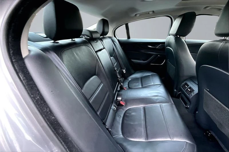 2020 Jaguar XE - Image 14 of 20